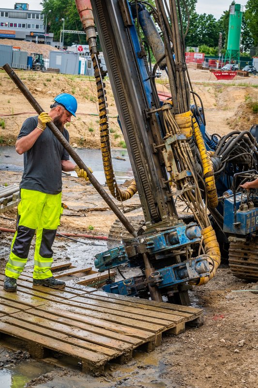 Mitarbeiter arbeitet mit Bohrgerät auf Baustelle für Altbergbausanierung in Essen