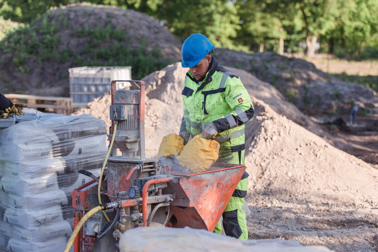 Mitarbeiter bei Geothermiebohrung