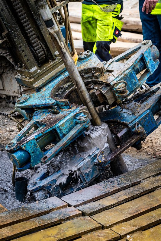 Bohrgerät auf Baustelle für Altbergbausanierung in Essen