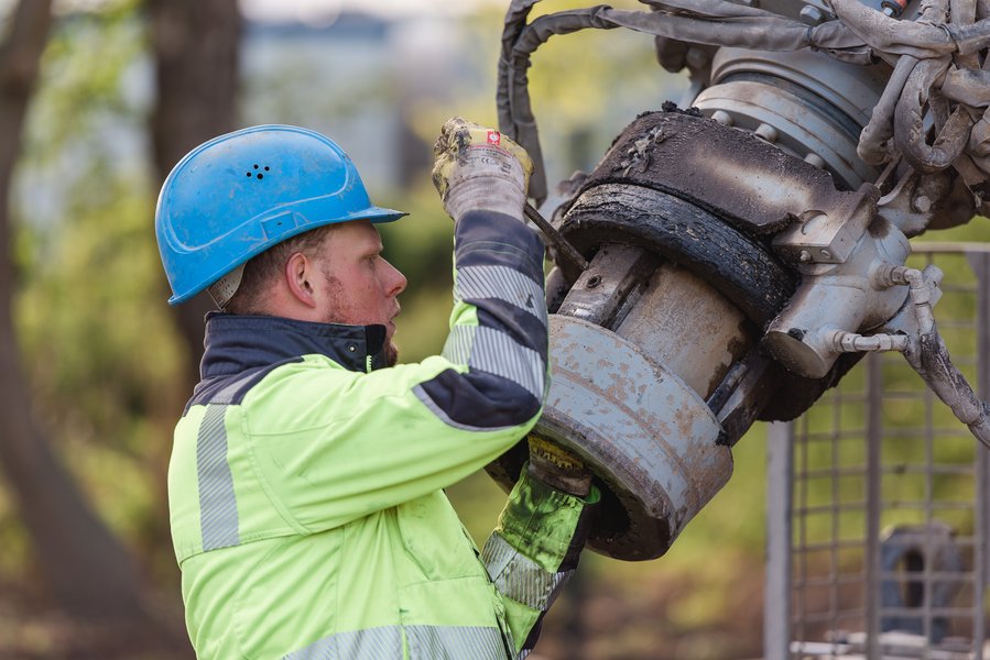 Mitarbeiter Firma Fendesack bei Geothermiebohrung