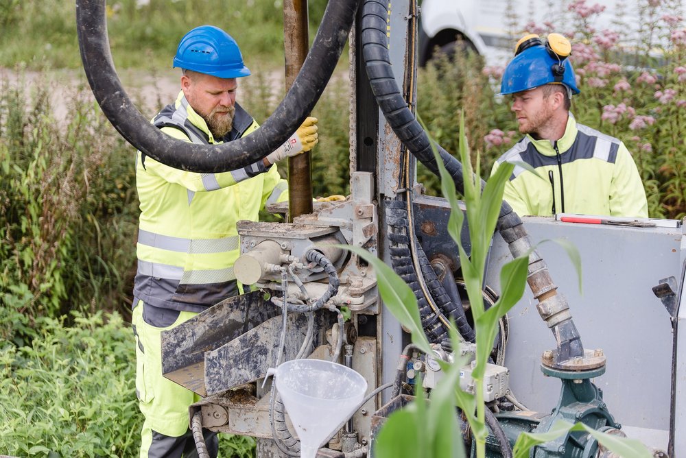 Mitarbeiter auf Baustelle zum Brunnenbohren für Landwirtschaft