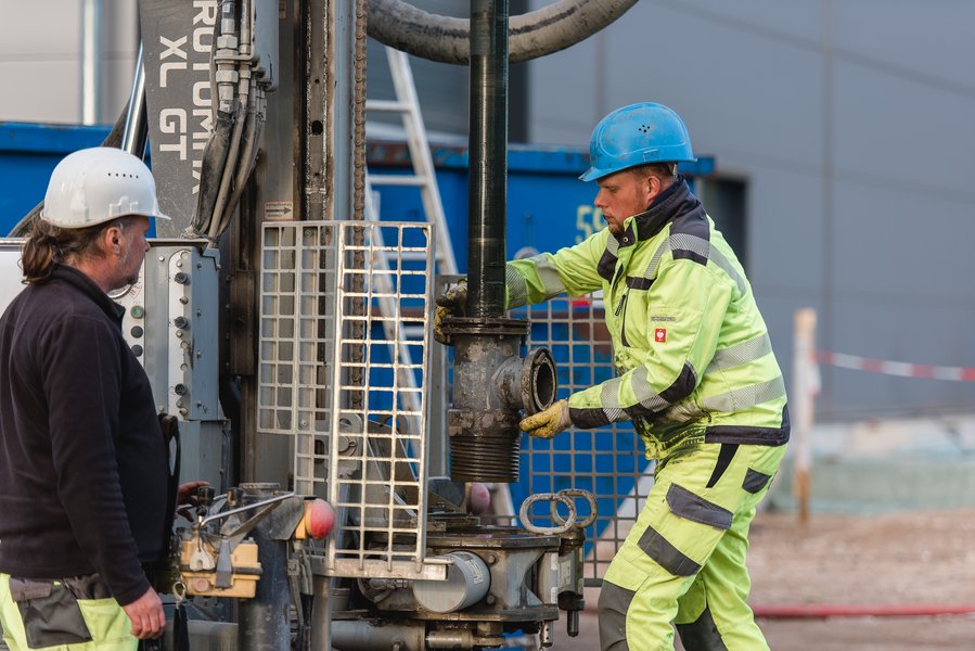 Mitarbeiter Firma Fendesack bei Geothermiebohrung 